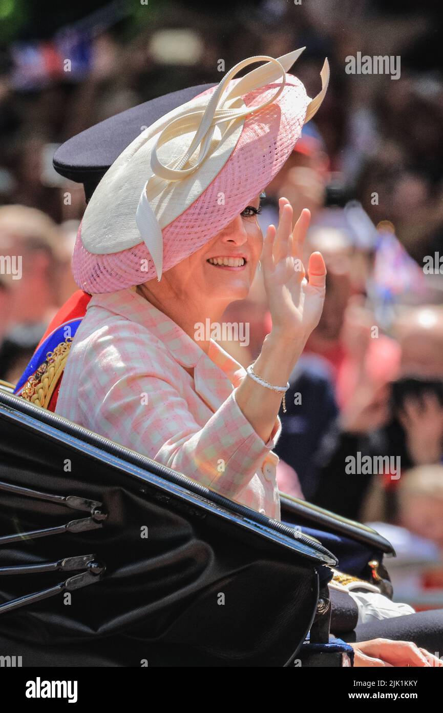 Sophie, Countess of Wessex, waves from the carriage, Platinum Jubilee Trooping the Colour Stock Photo