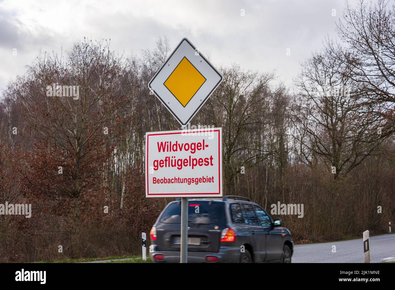 Warnschild Geflügelpest an einer Landstraße in Norddeutschland Stock Photo