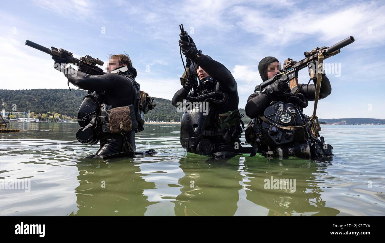 Members of U.S. Naval Special Warfare Task Unit Europe (NSWTU-E) and a member of the Croatian Zapovjedništvo Specialjalnih Snaga (ZSS) conduct an over the beach (OTB) exercise in Split, Croatia, April 15, 2022.  For the Croatian ZSS, Joint Combined Exchange Training, or JCET with partner nations is not uncommon. The ZSS were founded in 2000 as the Special Operations Battalion and since then, its operators have participated in multiple operations, including stints in Afghanistan as part of NATO’s International Security Assistance Force (ISAF). (U.S. Army photo by Sgt. Patrik Orcutt) Stock Photo