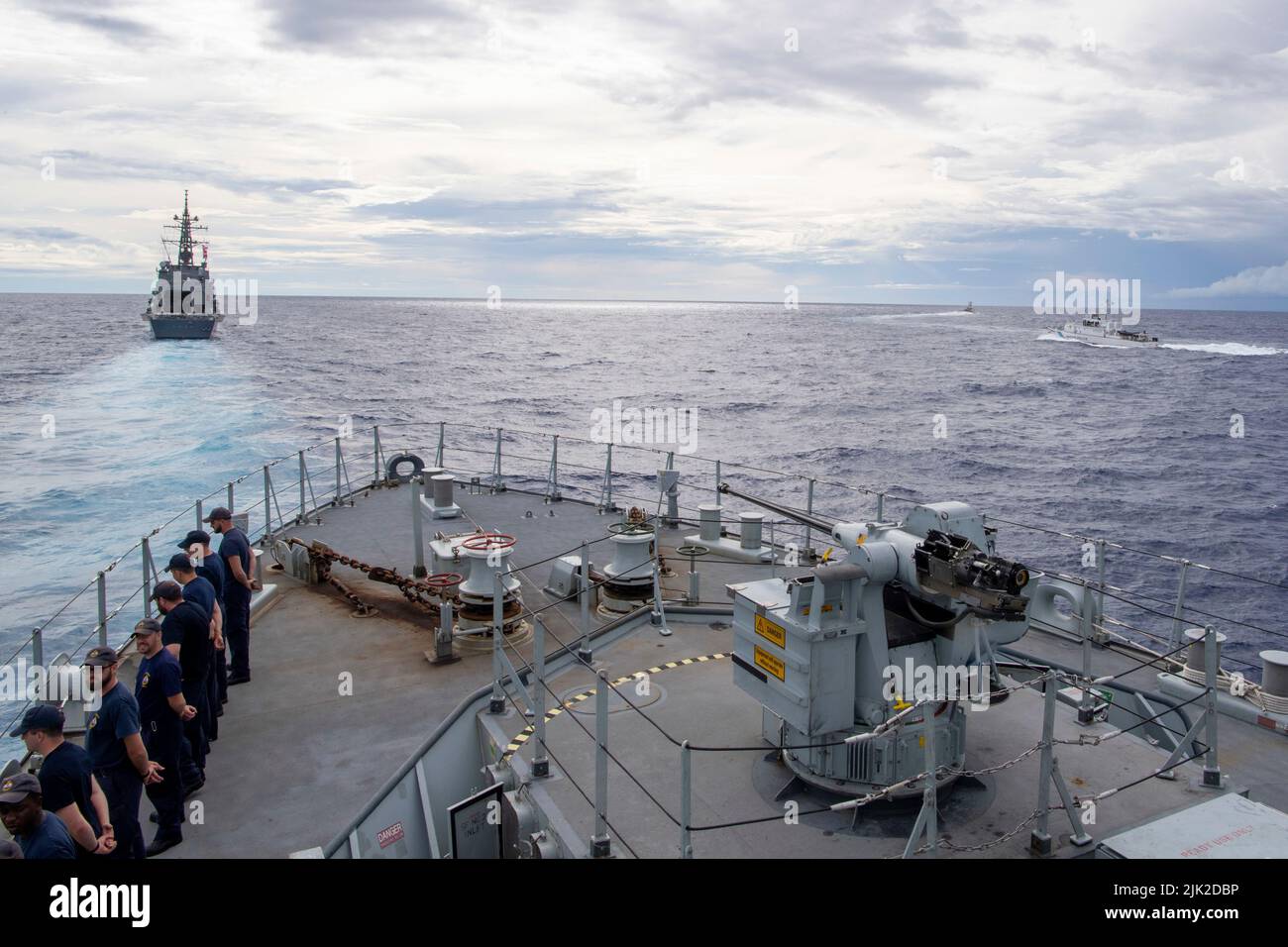 PACIFIC OCEAN (July 19, 2022) – Japan Self-Defense Force (JMSDF) ship JS Kirisame (DD 104), front left, Palau Patrol Ship PPS Kedam, far right, USCGC Myrtle Hazard (WPC 1139), front right, and Royal Navy River Class vessel HMS Tamar (P233) transit the Pacific Ocean during a multilateral search and rescue exercise (SAREX) coordinated with the U.S. Navy, Republic of Palau, U.S. Coast Guard, Japan Maritime Self-Defense Force and Royal Navy in support of Pacific Partnership 2022. Now in its 17th year, Pacific Partnership is the largest annual multinational humanitarian assistance and disaster reli Stock Photo
