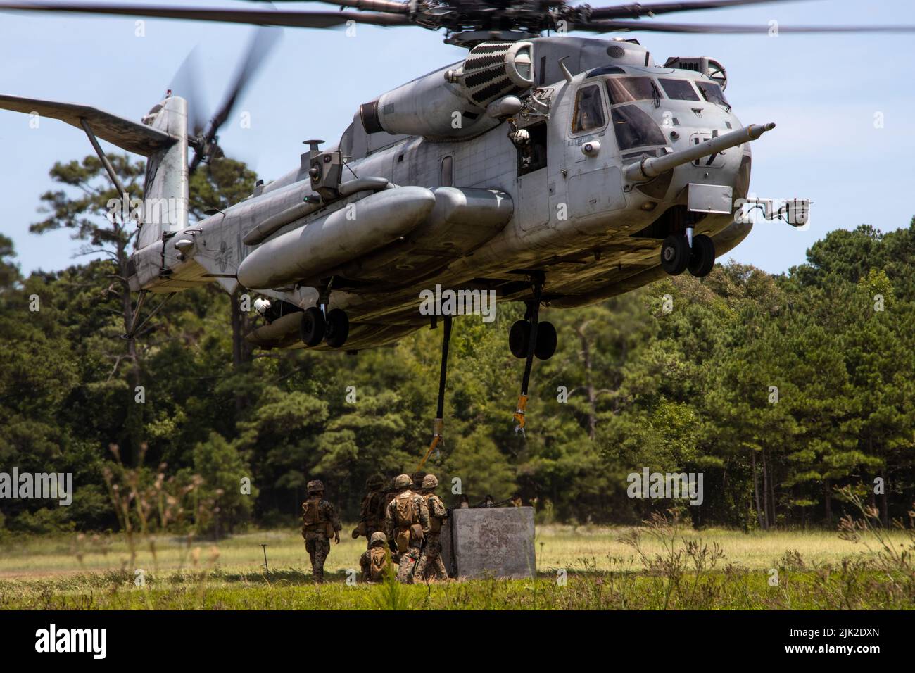 U.S. Marines assigned to Combat Logistics Battalion 24, 2d Marine Logistics Group, and a CH-53E Super Stallion assigned to Marine Heavy Helicopter Squadron 366, 2d Marine Aircraft Wing, conduct an external lift as part of Hide and Seek Exercise on Marine Corps Base Camp Lejeune, North Carolina, July 27, 2022. Hide and Seek Exercise is a field exercise hosted by 10th Marines, 2nd Marine Division that trains participants on signature management, communication, electronic warfare, cyberspace operations and intelligence collection, processing and dissemination in order to enable future operations Stock Photo