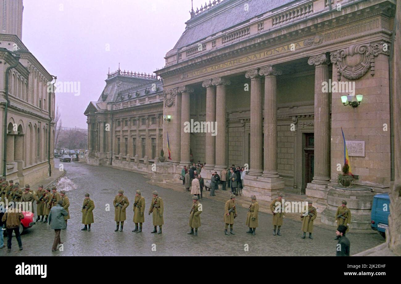 Bucharest, Romania, January 1990. Army guarding the Palace of the Great National Assembly (Palatul Marii Adunări Naționale), seat of the legislature, in the weeks following the anti-communist revolution of 1989. Stock Photo