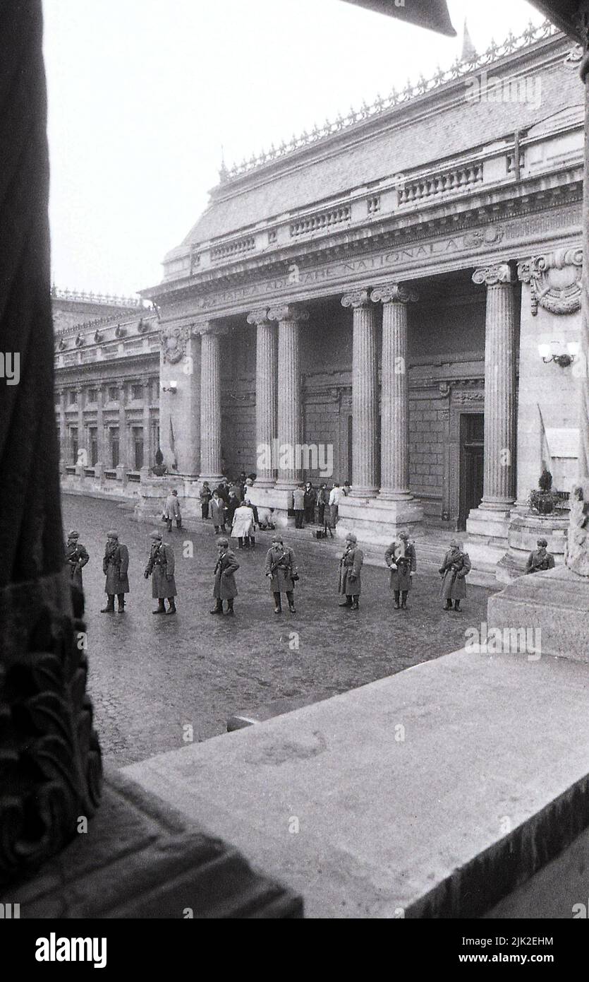 Bucharest, Romania, January 1990. Army guarding the Palace of the Great National Assembly (Palatul Marii Adunări Naționale), seat of the legislature, in the weeks following the anti-communist revolution of 1989. Stock Photo