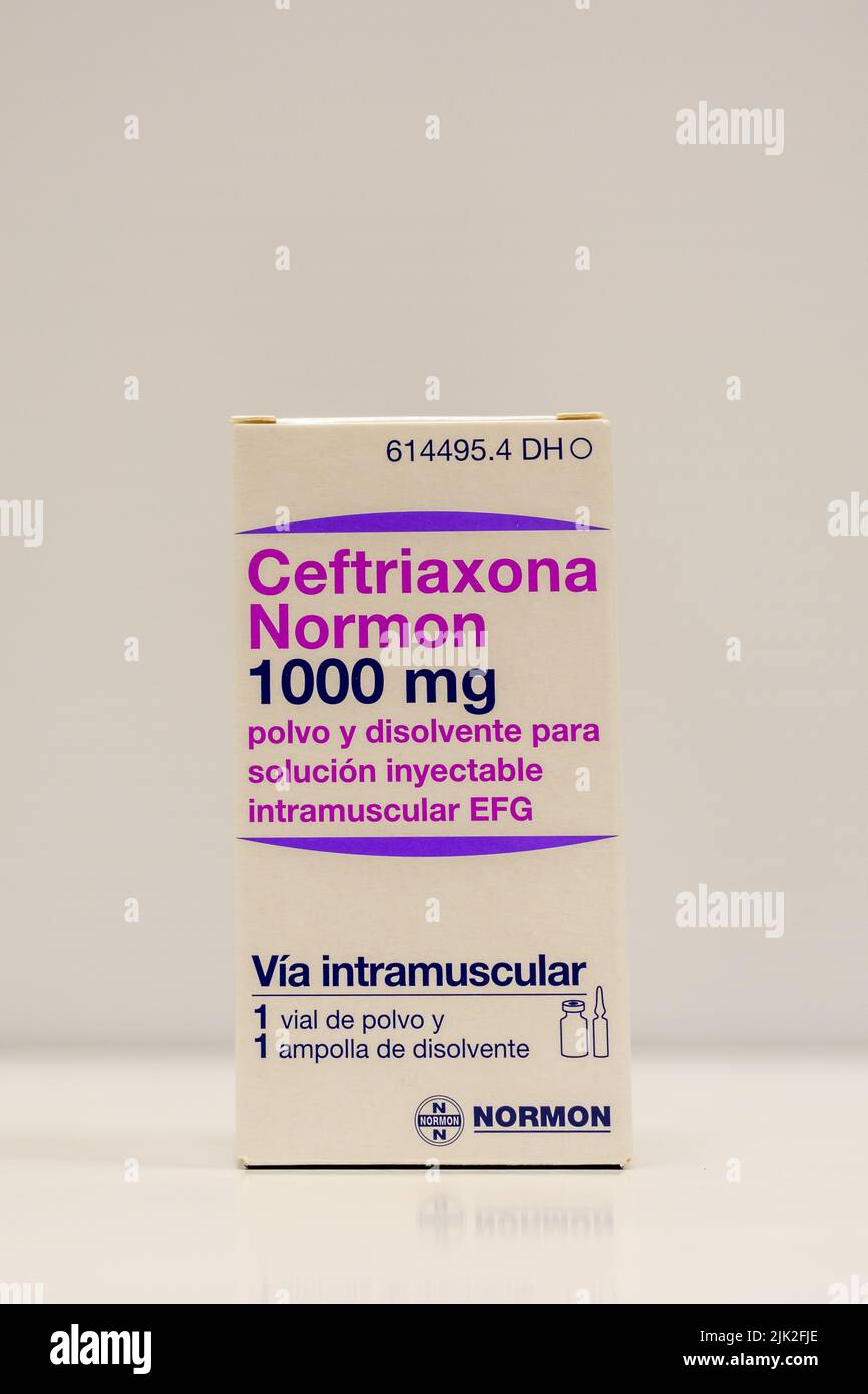 Photography of a Box with a 1gram vial of ceftriaxone for