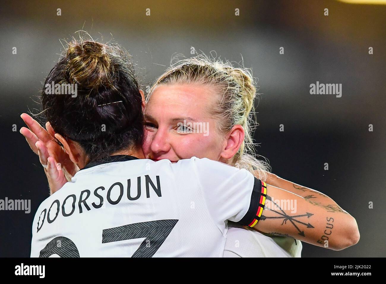 Milton Keynes, UK. 27th July, 2022. Sara Doorsoun-Khajeh (23 Germany) Alexandra Popp (11 Germany) celebrate the win over France during the UEFA Womens Euro 2022 Semi final football match between Germany v France at Milton Keynes Stadium-England. (Foto: Kevin Hodgson/Sports Press Photo/C - ONE HOUR DEADLINE - ONLY ACTIVATE FTP IF IMAGES LESS THAN ONE HOUR OLD - Alamy) Credit: SPP Sport Press Photo. /Alamy Live News Stock Photo