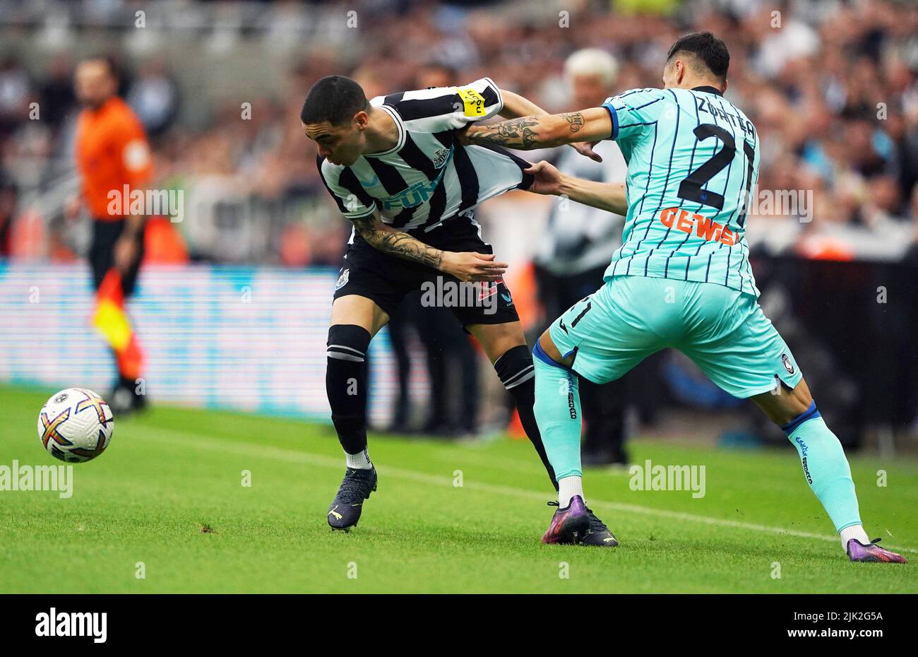 Newcastle's Miguel Almiron (left) and Atalanta's Nadir Zortea battle for the ball during a pre-season friendly match at St. James' Park, Newcastle. Picture date: Friday July 29, 2022. Stock Photo