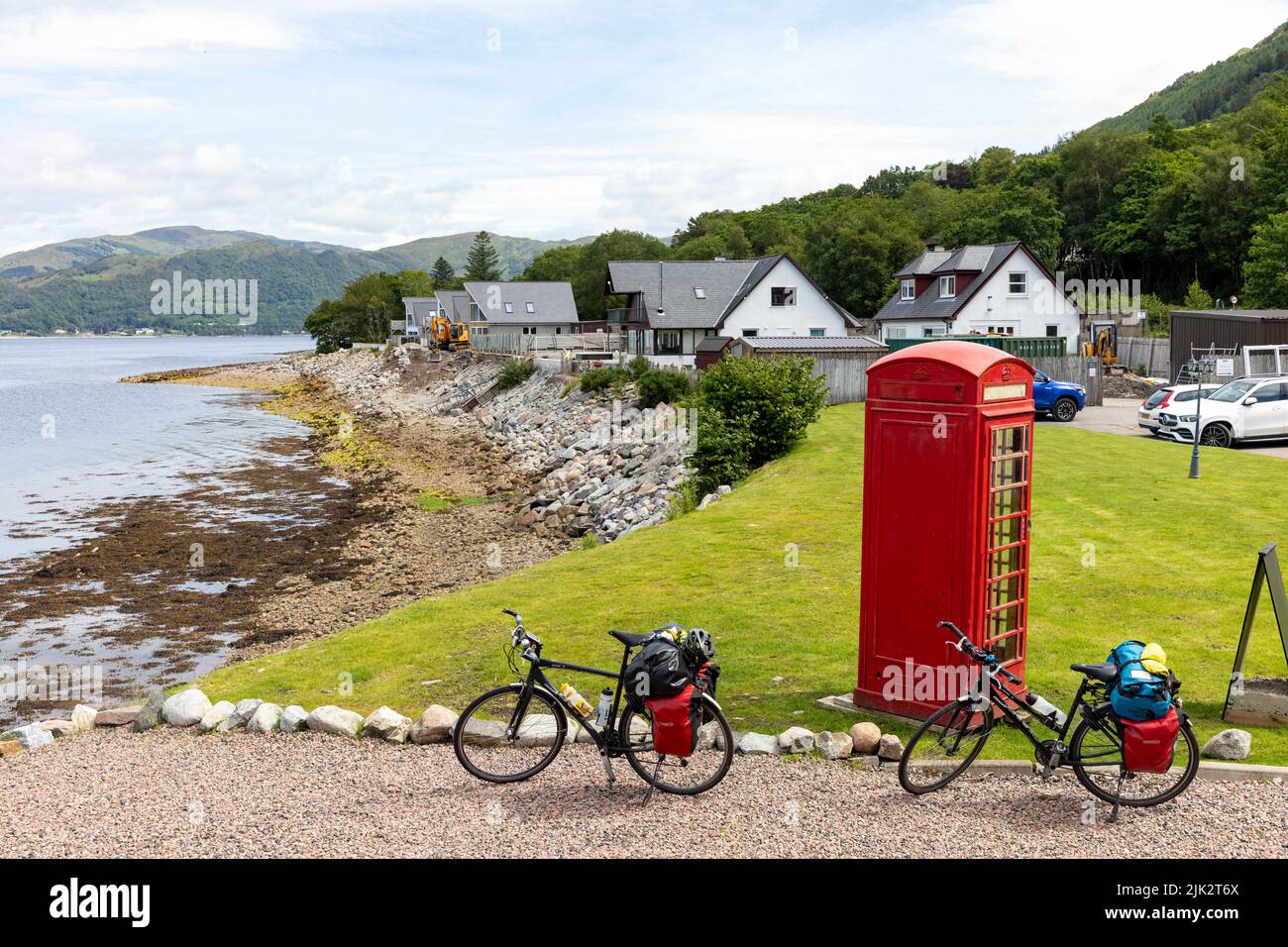 Scotland, Caledonia way and national cycle route 78, cyclists have stopped at Holly tree hotel for rest on Loch Linnhe, Glencoe,summer 2022 Stock Photo