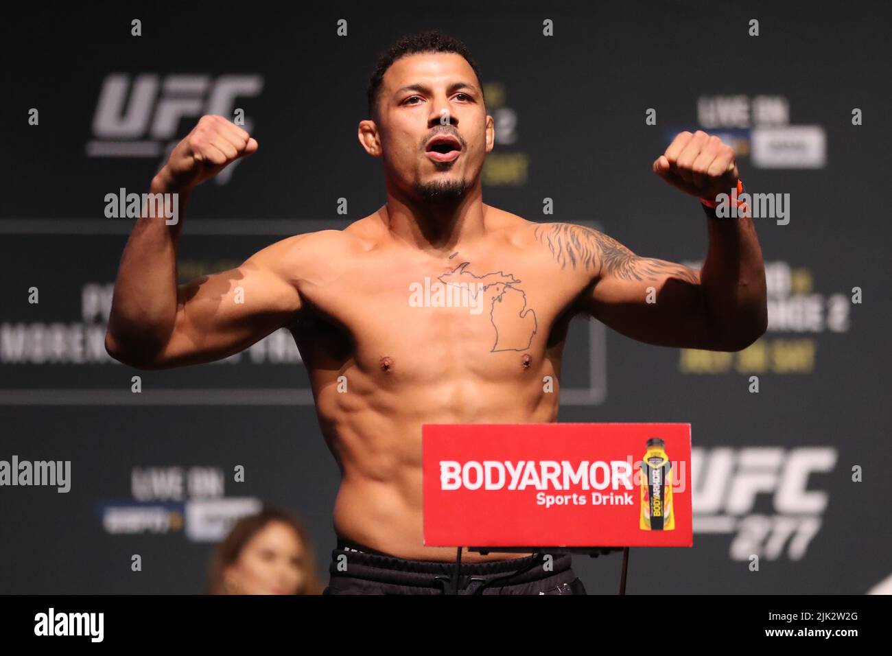 Dallas, TX, TX, USA. 29th July, 2022. DALLAS, TX - JULY 29: Drakkar Klose steps on the scale for the ceremonial weigh-in at American Airlines Center for UFC 277 - PeÃ±a vs Nunes 2: Ceremonial Weigh-ins on July 29, 2022 in Dallas, TX, United States. (Credit Image: © Alejandro Salazar/PX Imagens via ZUMA Press Wire) Stock Photo