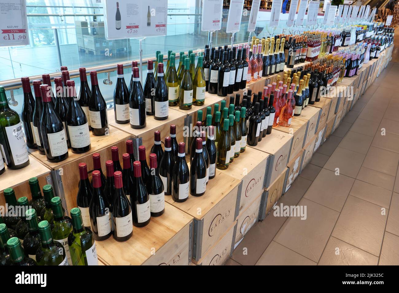BOTTLES OF WINE IN LINE INSIDE THE EATALY FOOD STORE Stock Photo Alamy