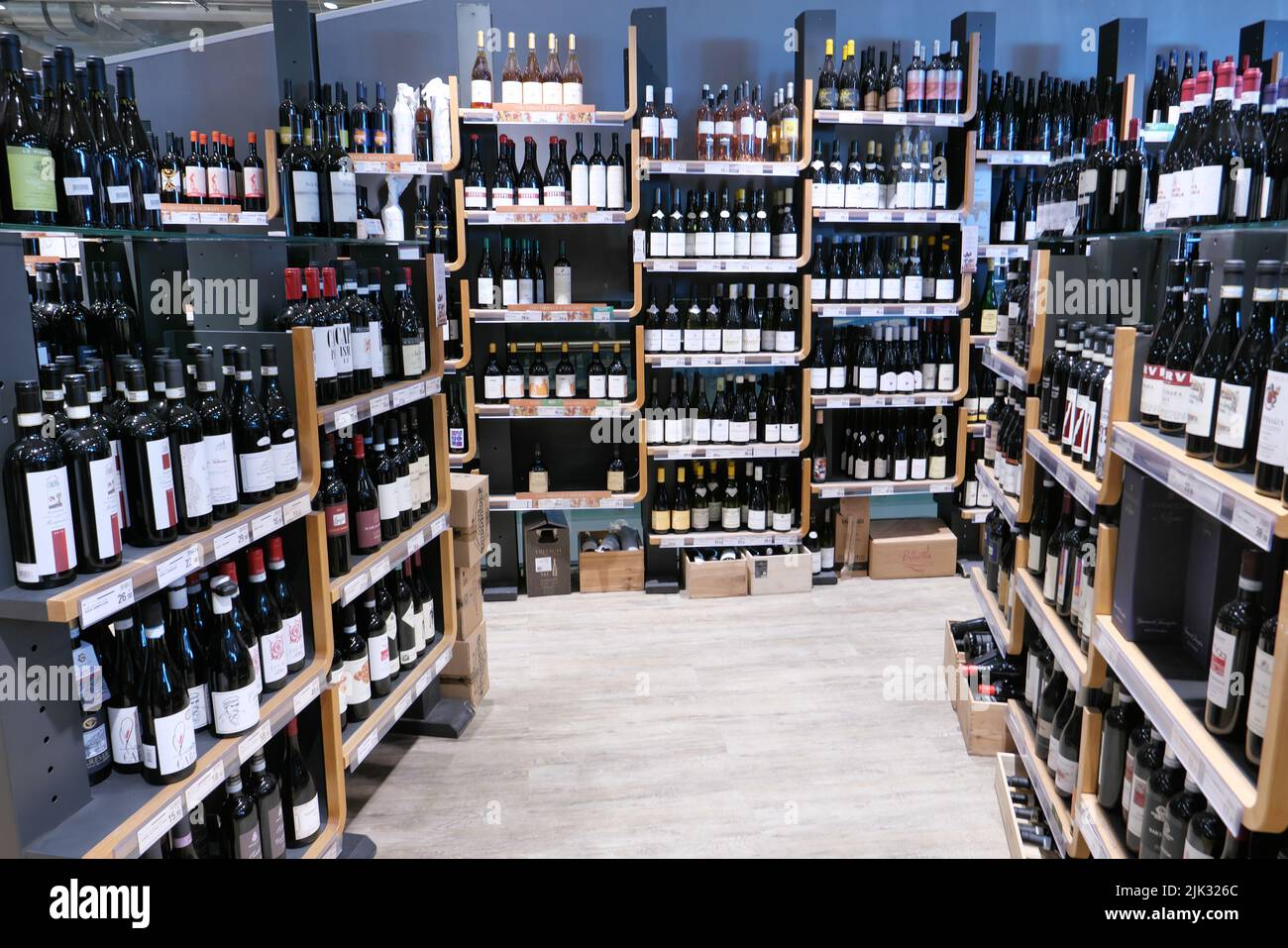 SHELVES OF WINE BOTTLES INSIDE THE EATALY FOOD STORE Stock Photo Alamy