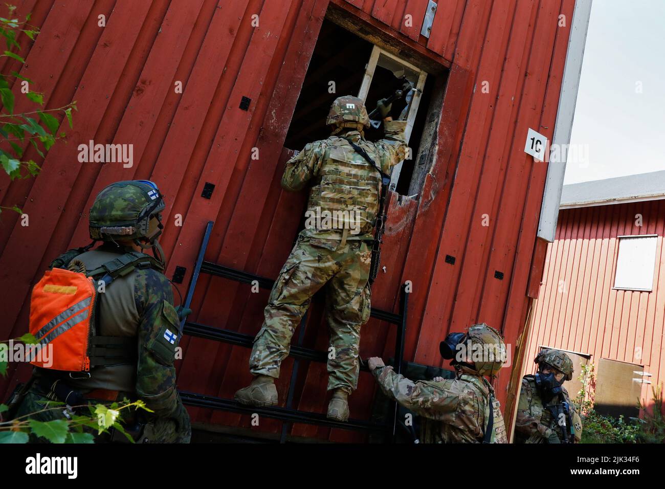 Helsinki, Finland. 28th June, 2022. U.S. Army combat engineers assigned to the 588th Brigade Engineer Battalion, 3rd Armored Brigade Combat Team, 4th Infantry Division, breach a window during training at Santahamina, Finland, June 28, 2022. The 3rd Armored Brigade Combat Team, 4th Infantry Division, and the Guard Jaeger Regiment of the Finnish army began summer training in Finland to strengthen relations and help build interoperability between the two nations. Credit: U.S. Army/ZUMA Press Wire Service/ZUMAPRESS.com/Alamy Live News Stock Photo