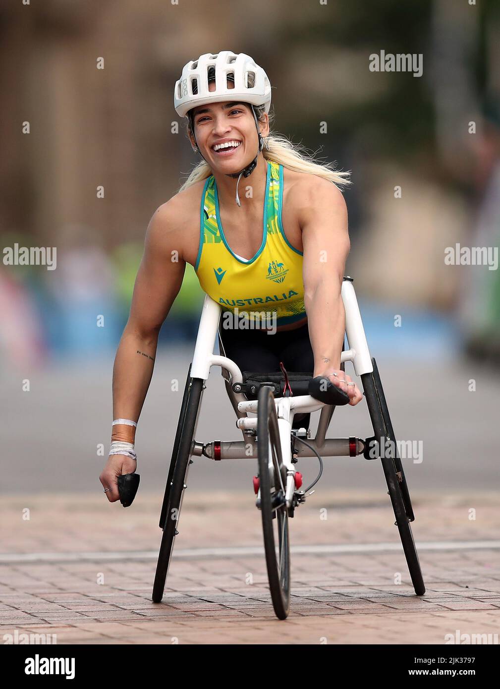 Australia’s Madison de Rozario celebrates winning the Women's T53/54 ...