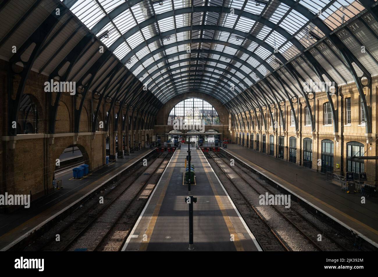 RETRANSMITTED WITH CORRECT CAPTION Empty tracks in Kings Cross train station in London as members of the drivers union Aslef at seven train operators walk out for 24 hours over pay. Picture date: Saturday July 30, 2022. Stock Photo