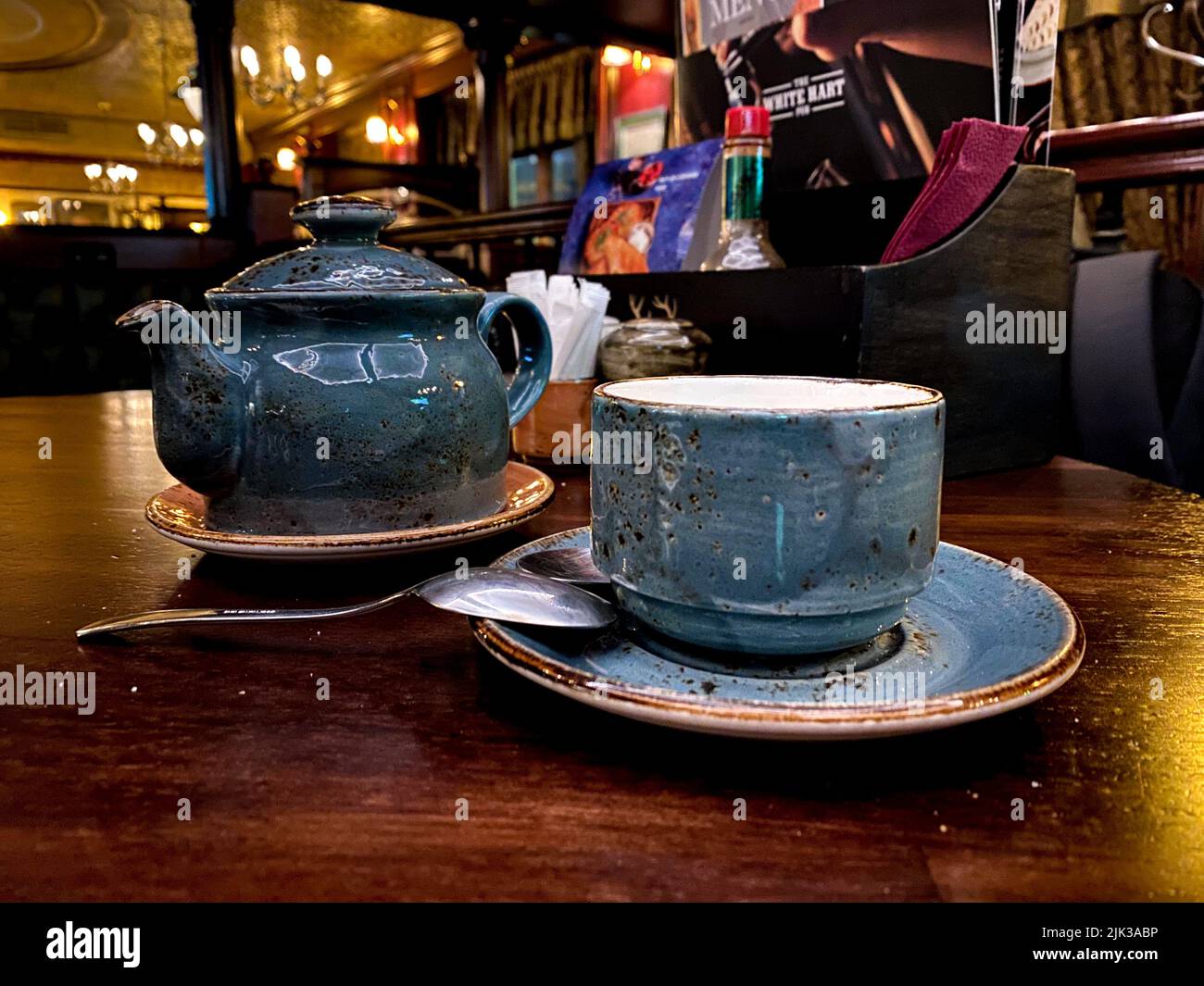 https://c8.alamy.com/comp/2JK3ABP/hunting-pub-decorated-in-the-old-english-style-antique-furniture-made-of-red-oak-and-beech-an-old-blue-cup-and-teapot-in-a-gap-on-the-table-2JK3ABP.jpg