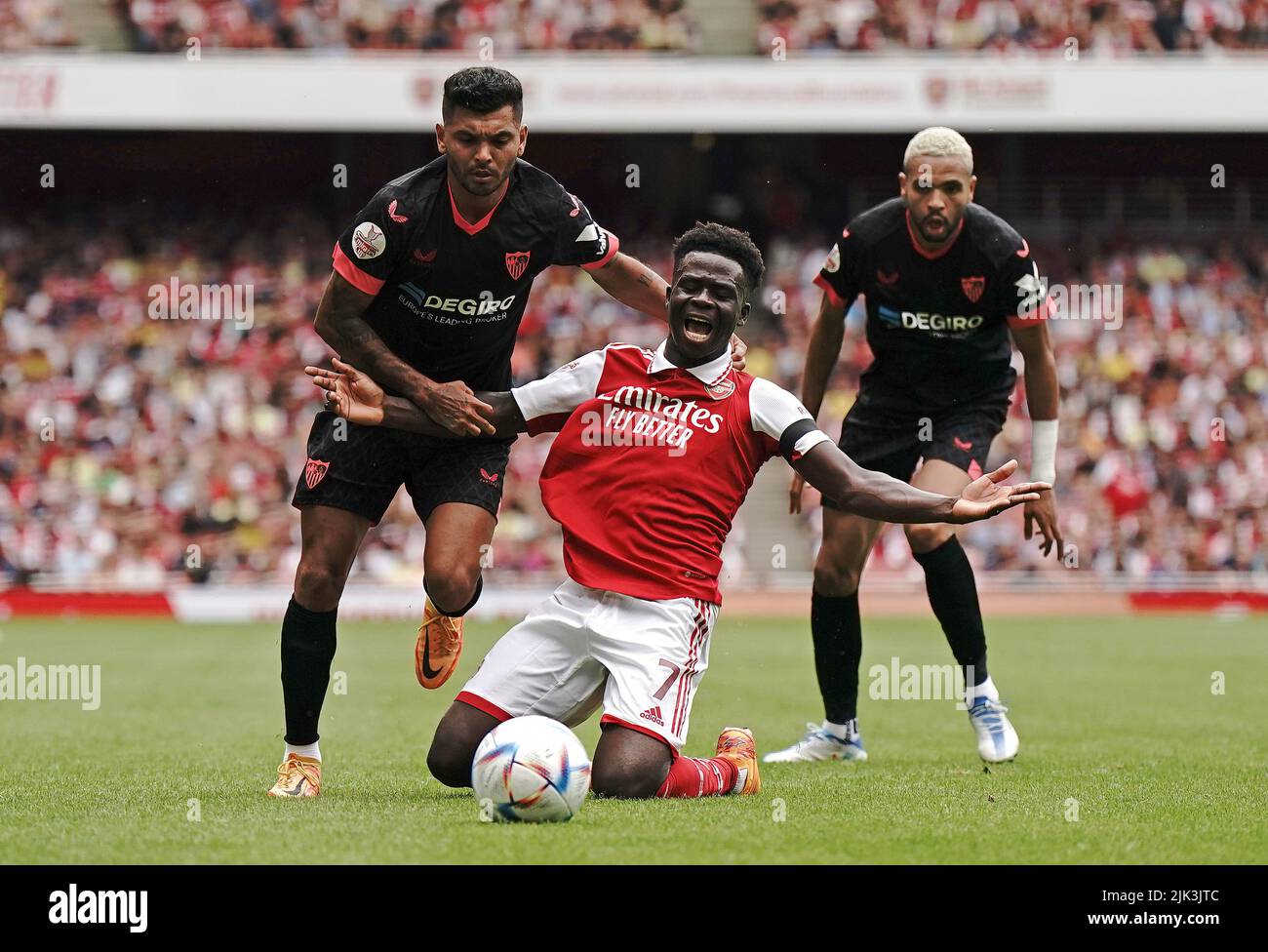 Arsenal's Bukayo Saka (centre) in action with Sevilla's Jesus Manuel Corona during the Emirates Cup final at the Emirates Stadium, London. Picture date: Saturday July 30, 2022. Stock Photo
