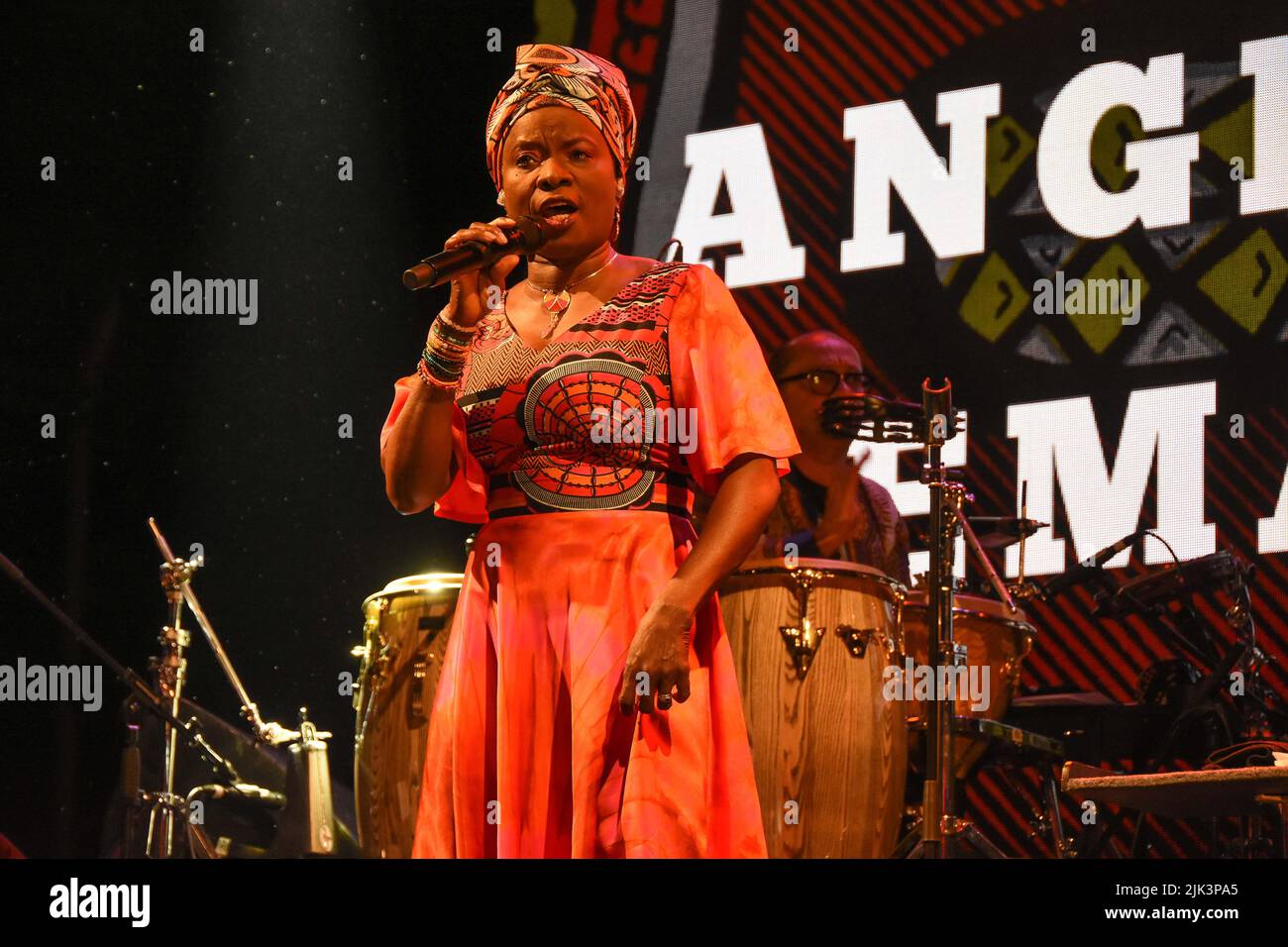 Talking heads remain in light hi-res stock photography and images - Alamy