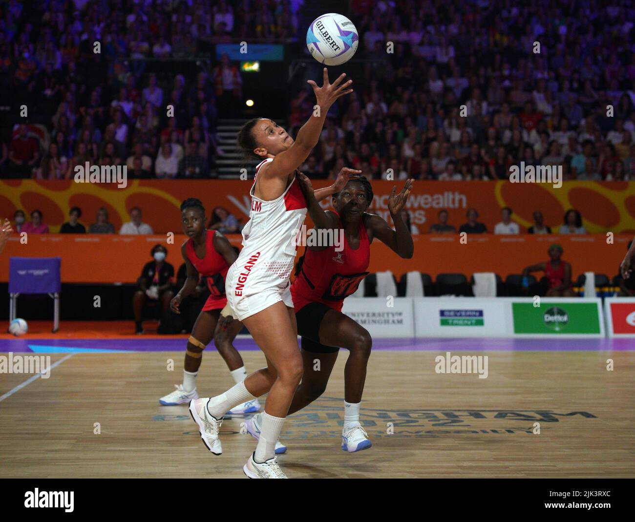 England's Laura Malcom (left) and Malawi's Martha Dambo battle for the ball during their Pool B Match at The NEC on day two of the 2022 Commonwealth Games in Birmingham. Picture date: Saturday July 30, 2022. Stock Photo