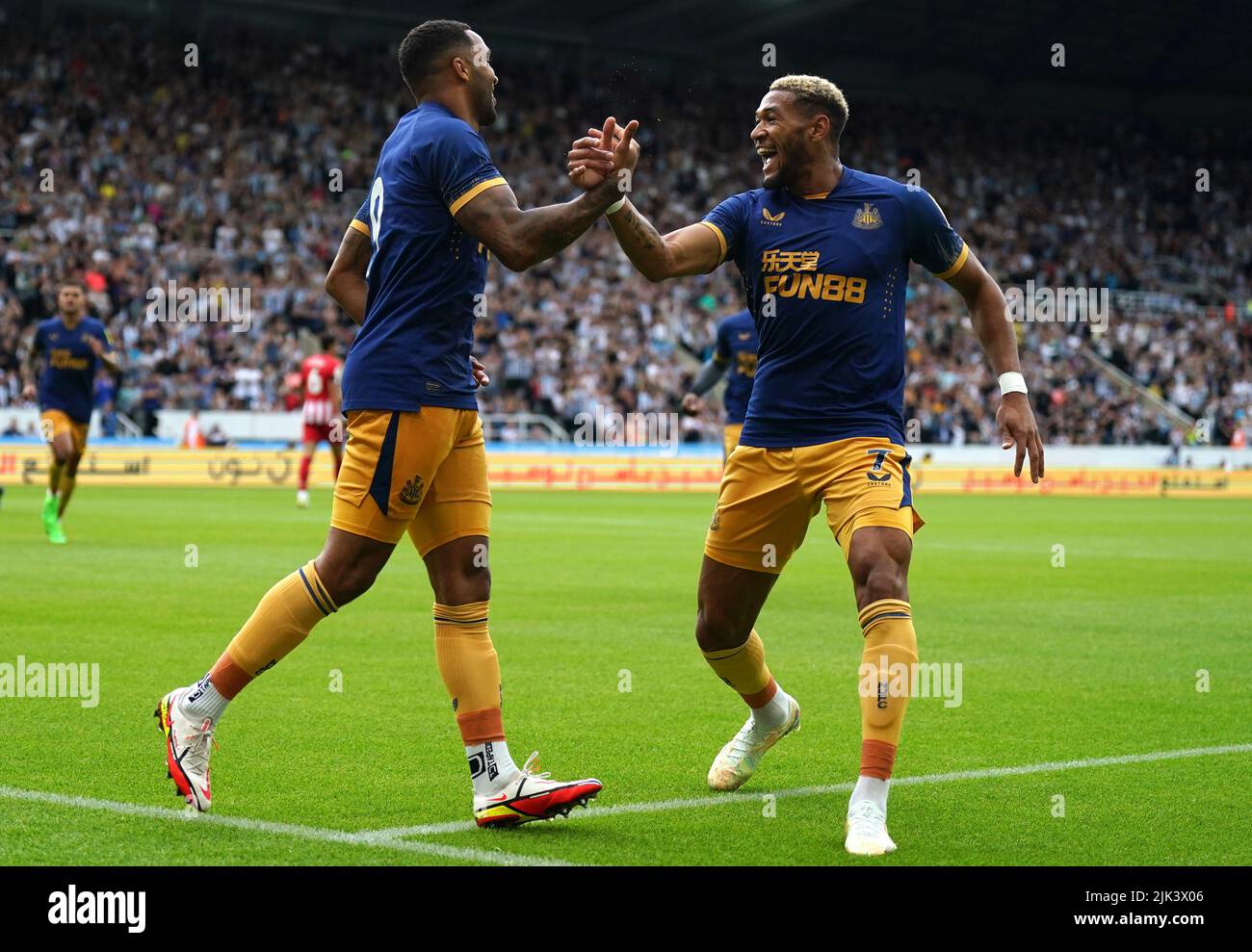 Newcastle's Callum Wilson (left) celebrates scoring their side's first goal of the game during the pre-season friendly match at St. James' Park, Newcastle upon Tyne. Picture date: Saturday July 30, 2022. Stock Photo