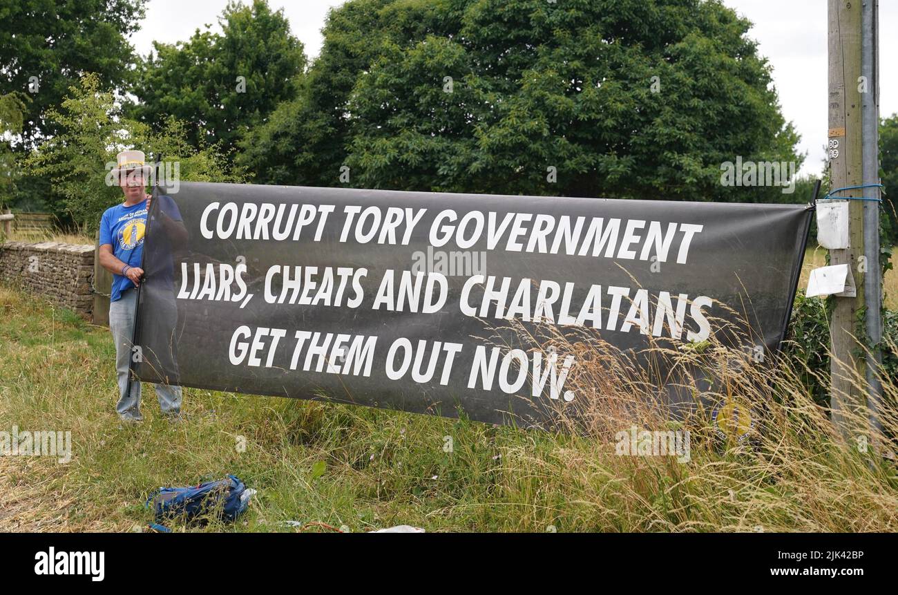 Protester Steve Bray demonstrates near Daylesford House in Gloucestershire, where Prime Minister Boris Johnson and wife Carrie are holding a first wedding anniversary party for friends and family. Picture date: Saturday July 30, 2022. Stock Photo