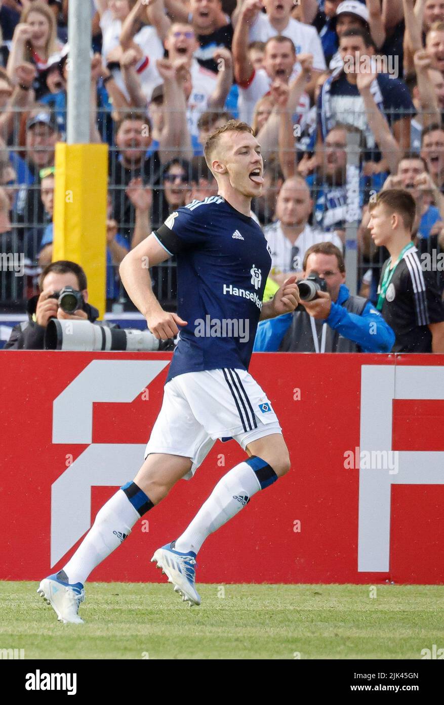Bayreuth, Germany. 30th July, 2022. Soccer: DFB-Pokal, SpVgg Bayreuth - Hamburger SV, 1st round, Hans-Walter-Wild-Stadion: Hamburg's Sebastian Schonlau celebrates his goal to make it 1:2. Credit: Daniel Löb/dpa - IMPORTANT NOTE: In accordance with the requirements of the DFL Deutsche Fußball Liga and the DFB Deutscher Fußball-Bund, it is prohibited to use or have used photographs taken in the stadium and/or of the match in the form of sequence pictures and/or video-like photo series./dpa/Alamy Live News Stock Photo