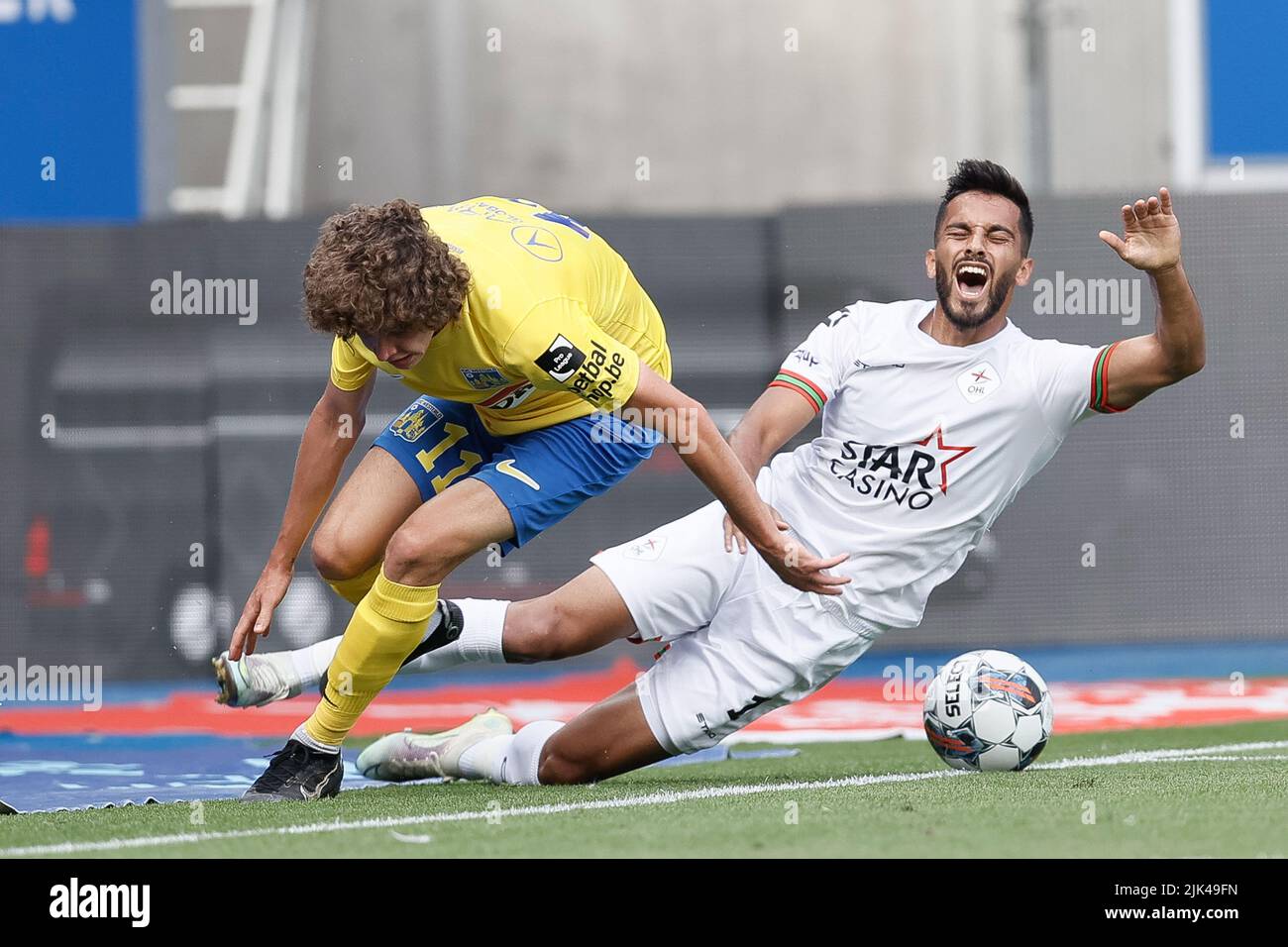 OHL's Mousa Suleiman Tamari and Westerlo's Maxim De Cuyper fight for