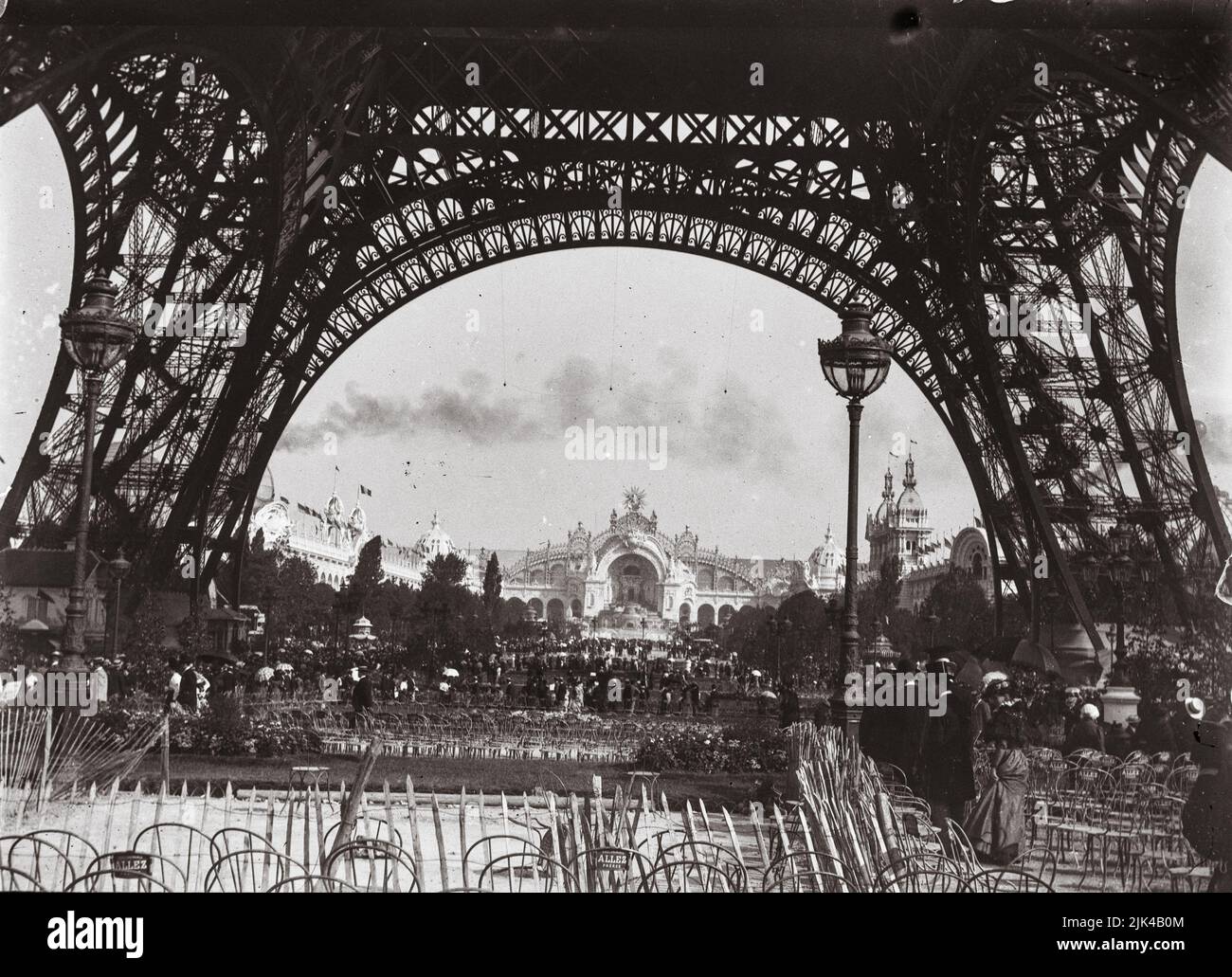 Paris World Fair in 1900 : the Palace of Electricity seen from the foot of the Eiffel Tower - Exposition Universelle de Paris 1900 (le palais de l'électricité vu des pieds de la tour Eiffel) Stock Photo
