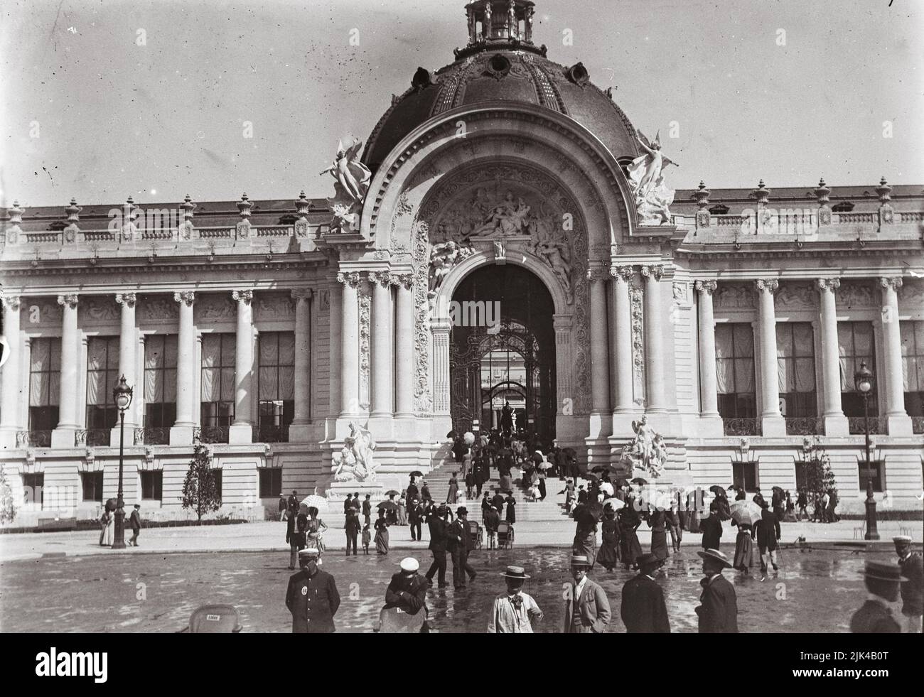 Paris World Fair in 1900 : the crowd at the entrance to the Petit Palais  - Exposition Universelle de Paris 1900 (la foule à l'entrée du Petit Palais) Stock Photo