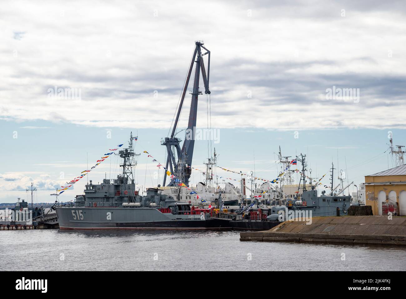 KRONSTADT, RUSSIA - MAY 01, 2022: The Base minesweeper 'Pavel Henov' at the pier of the Petrovsky Canal. Kronstadt Stock Photo