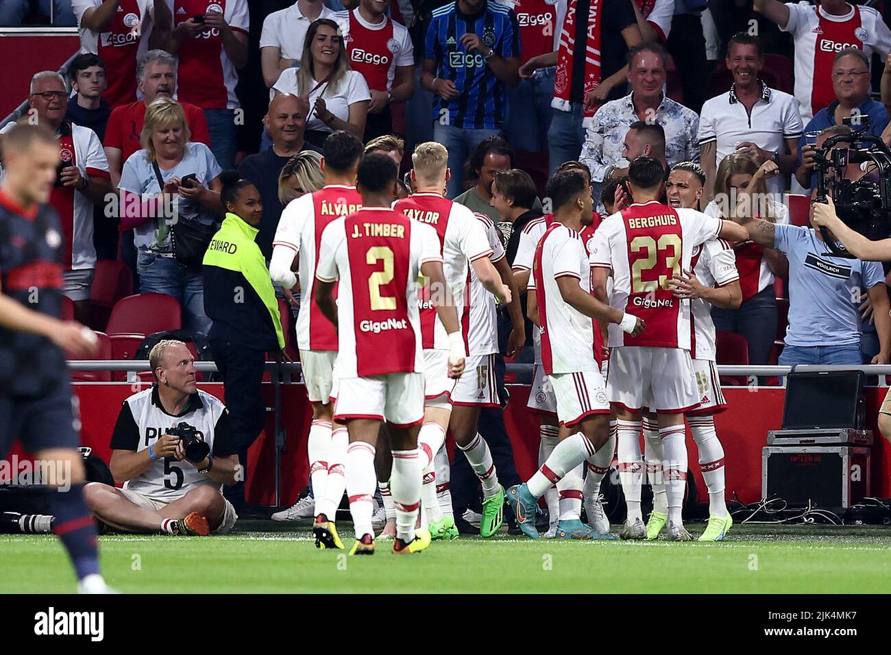 LEEUWARDEN, PAYS-BAS - FÉVRIER 5: Edson Alvarez d'Ajax bataille pour le  ballon avec Silvester van der eau de SC Cambuur et Jurrien Bois d'Ajax  prêter attention pendant le match néerlandais Eredivisiie entre