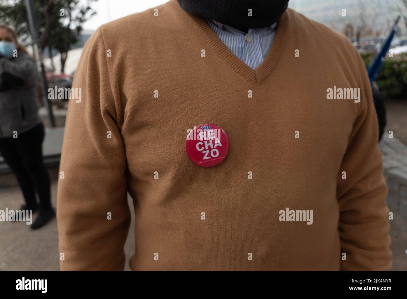 Santiago, Metropolitana, Chile. 30th July, 2022. A person wears a campaign button that says ''I Reject'' in a rally against the new proposed constitution in Santiago, Chile. On September 4, Chile will vote on whether to approve or reject the new constitution. (Credit Image: © Matias Basualdo/ZUMA Press Wire) Stock Photo