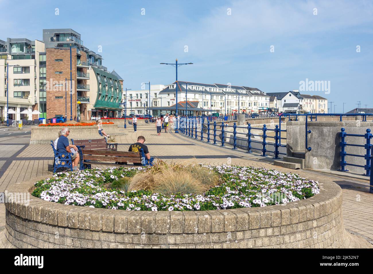 Seafront promenade, Porthcawl, Bridgend County Borough (Pen-y-bont), Wales (Cymru), United Kingdom (2022) Stock Photo
