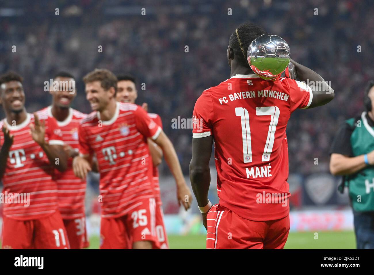 Leipzig, Deutschland. 30th July, 2022. firo : 07/30/2022, football, soccer,  1st league, 1st Bundesliga, season 2022/2023, Supercup Finale Sadio Mane  (FC Bayern Munich) with DFL-Supercup 2022, trophy laughsd, laughs, award  ceremony, Credit