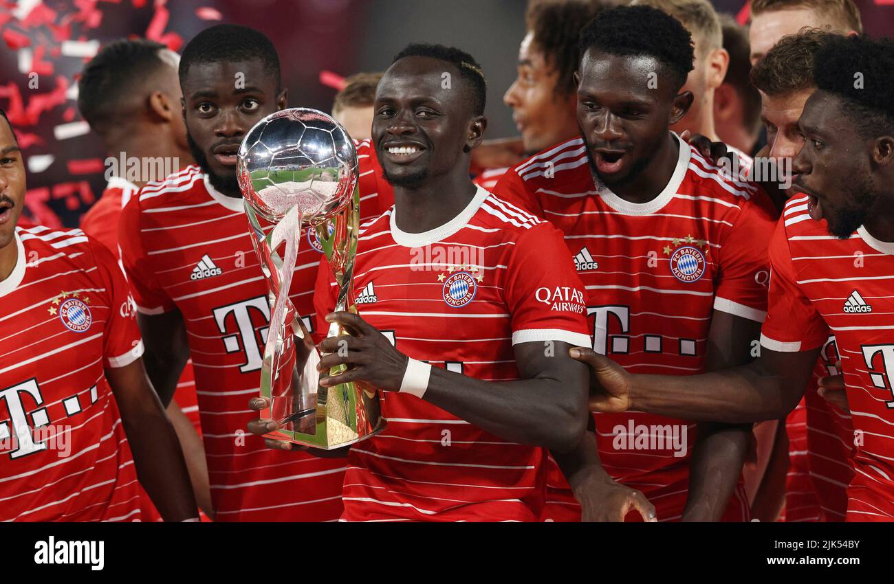 Leipzig, Deutschland. 30th July, 2022. firo: 07/30/2022, football, soccer,  1st league, 1st Bundesliga, season 2022/2023, Supercup final award  ceremony, winner, jubilation, team, team on podium with trophy, Manuel  Neuer (FC Bayern Munich)