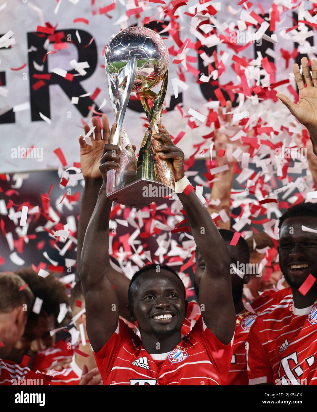 Leipzig, Deutschland. 30th July, 2022. firo : 07/30/2022, football, soccer,  1st league, 1st Bundesliga, season 2022/2023, Supercup Finale Sadio Mane  (FC Bayern Munich) with DFL-Supercup 2022, trophy laughsd, laughs, award  ceremony, Credit