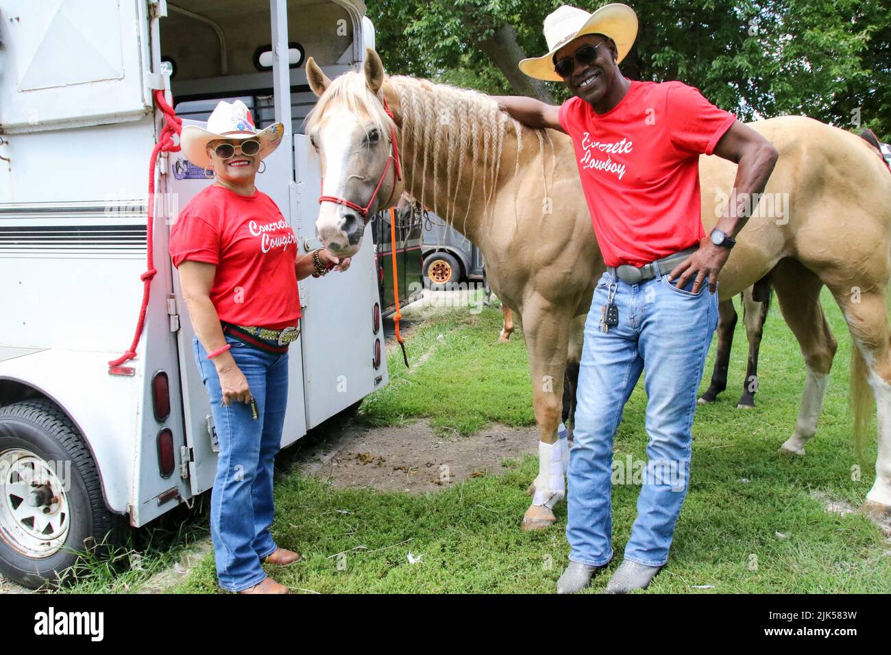 Horse broken in cowboys hi-res stock photography and images - Alamy