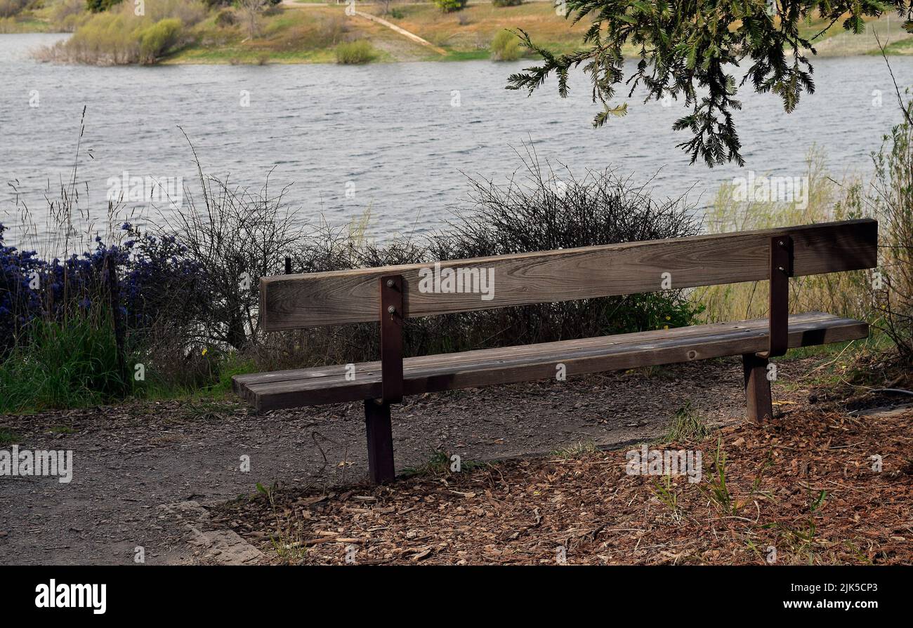 lake side park bench in Quarry Lakes Regional Recreation Area, entrance.  Fremont, California Stock Photo