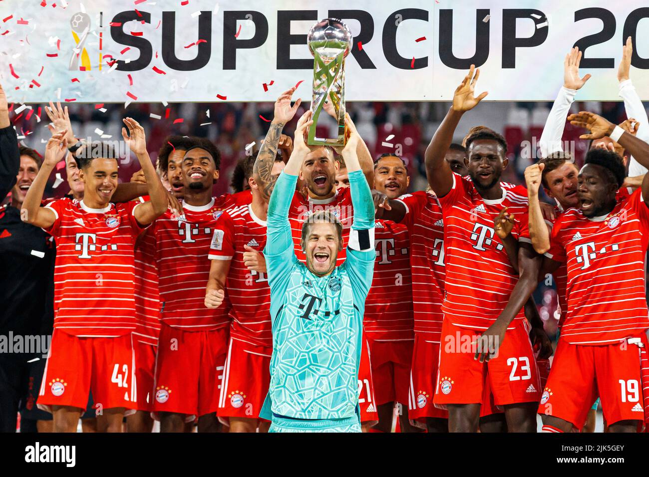 Leipzig, Deutschland. 30th July, 2022. firo: 07/30/2022, football, soccer,  1st league, 1st Bundesliga, season 2022/2023, Supercup final award  ceremony, winner, jubilation, team, team on podium with trophy, Manuel  Neuer (FC Bayern Munich)