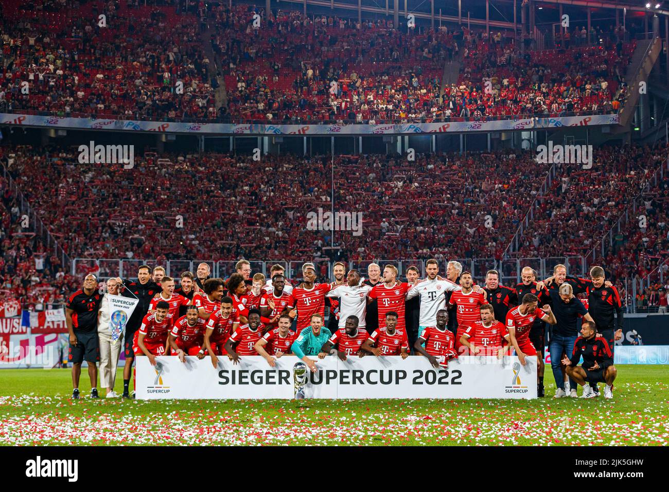 Leipzig, Deutschland. 30th July, 2022. firo: 07/30/2022, football, soccer,  1st league, 1st Bundesliga, season 2022/2023, Supercup final award  ceremony, winner, jubilation, team, team on podium with trophy, Manuel  Neuer (FC Bayern Munich)