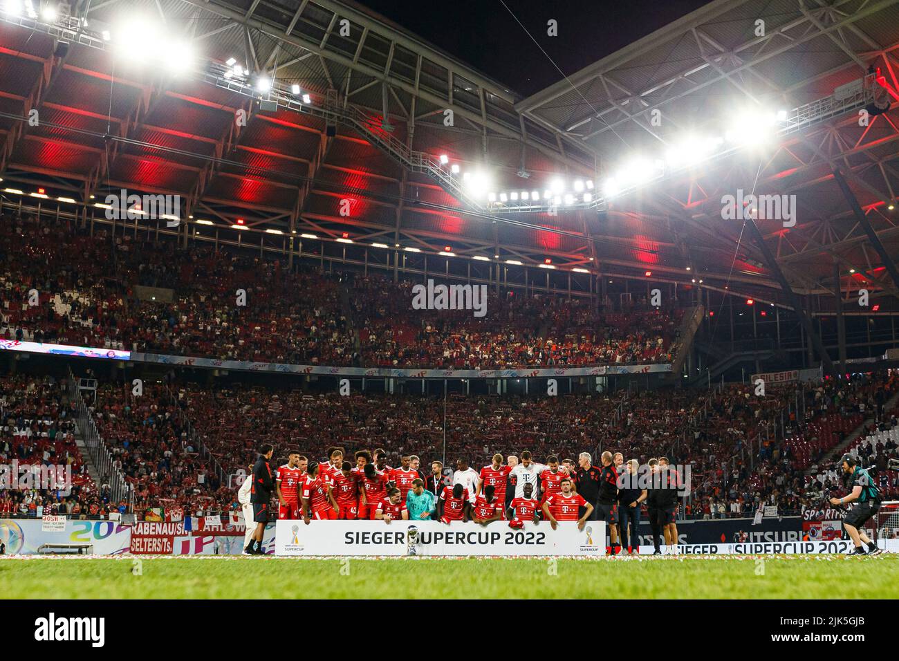 Leipzig, Deutschland. 30th July, 2022. firo: 07/30/2022, football, soccer,  1st league, 1st Bundesliga, season 2022/2023, Supercup final award  ceremony, winner, jubilation, team, team on podium with trophy, Manuel  Neuer (FC Bayern Munich)