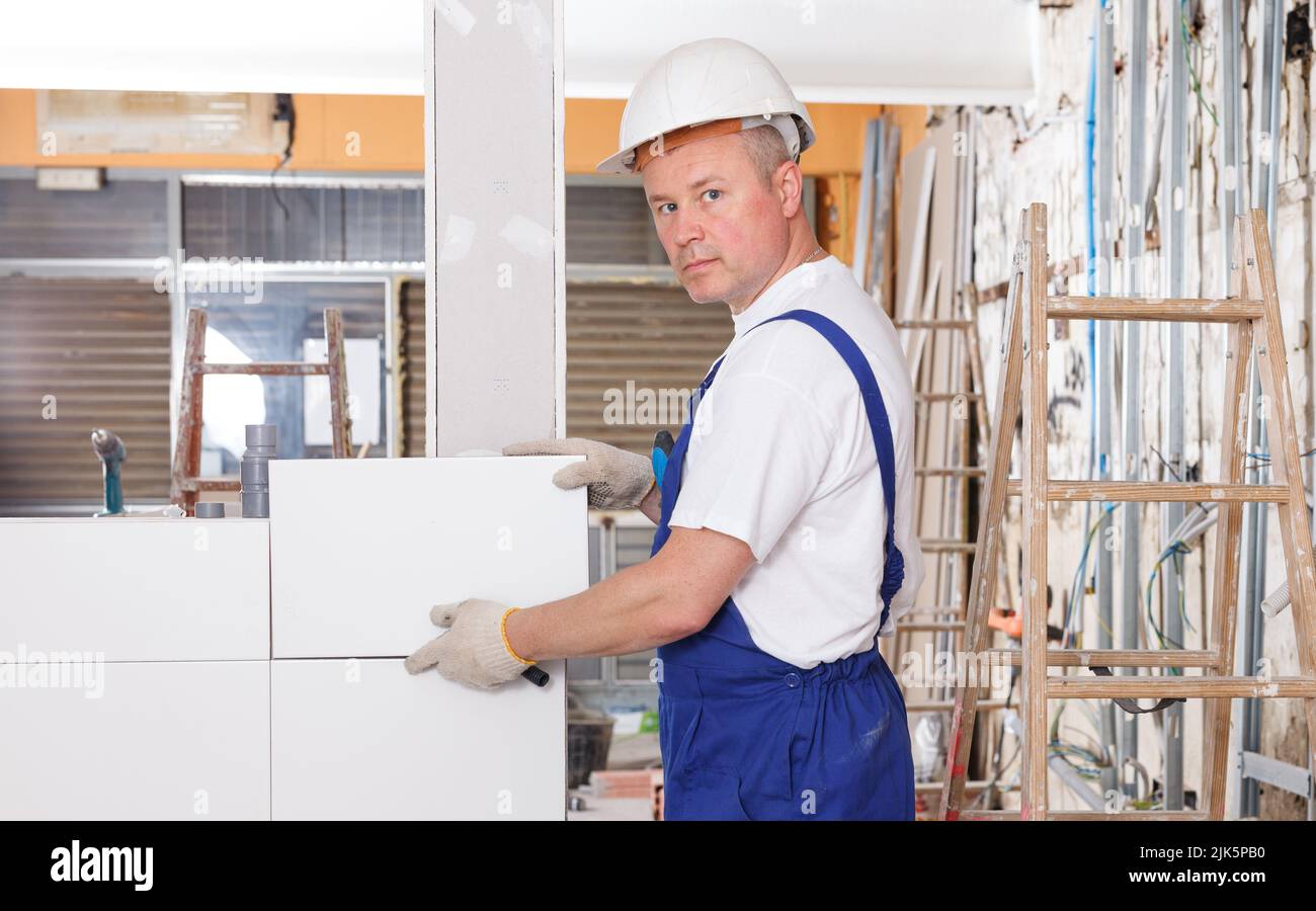 Builder working with ceramic tiles Stock Photo Alamy