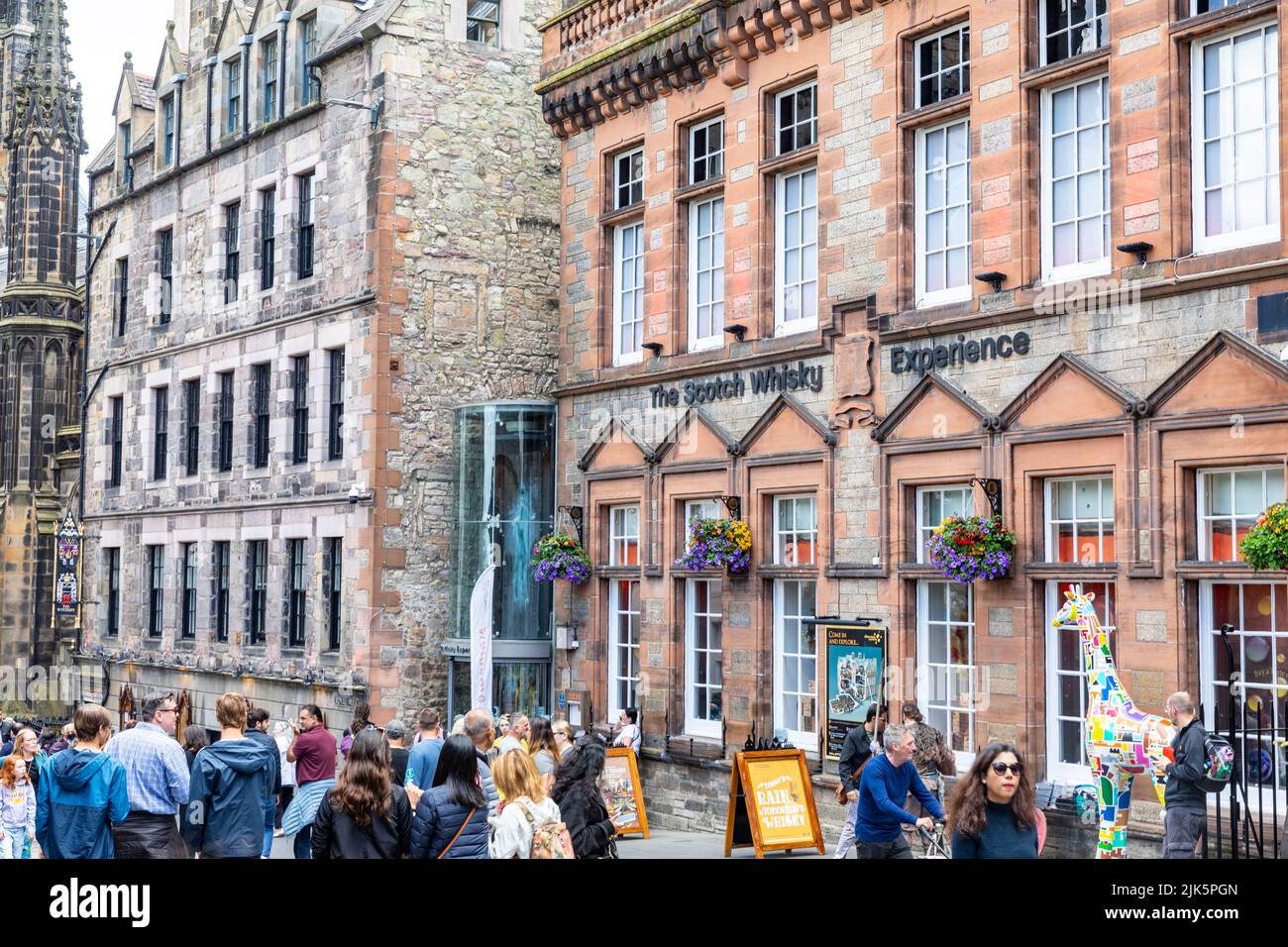 Edinburgh The Royal Mile, tourists outside The Scotch whisky experience, the Witchery restaurant and Tolbrook Kirk,Edinburgh old town,Scotland,summer Stock Photo