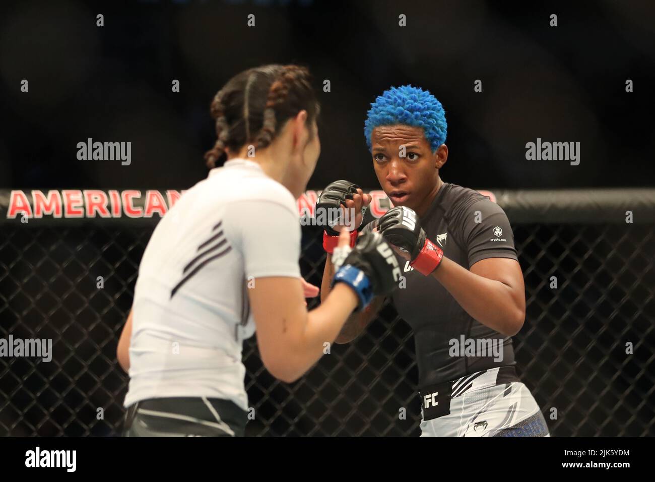 Dallas, Texas, Dallas, TX, USA. 30th July, 2022. DALLAS, TX - JULY 30: (R-L) Joselyne Edwards battles Ji Yeon Kim in their Women's Bantamweight bout during the UFC 277 event at American Airlines Center on July 30, 2022, in Dallas, Texas, United States. (Credit Image: © Alejandro Salazar/PX Imagens via ZUMA Press Wire) Stock Photo