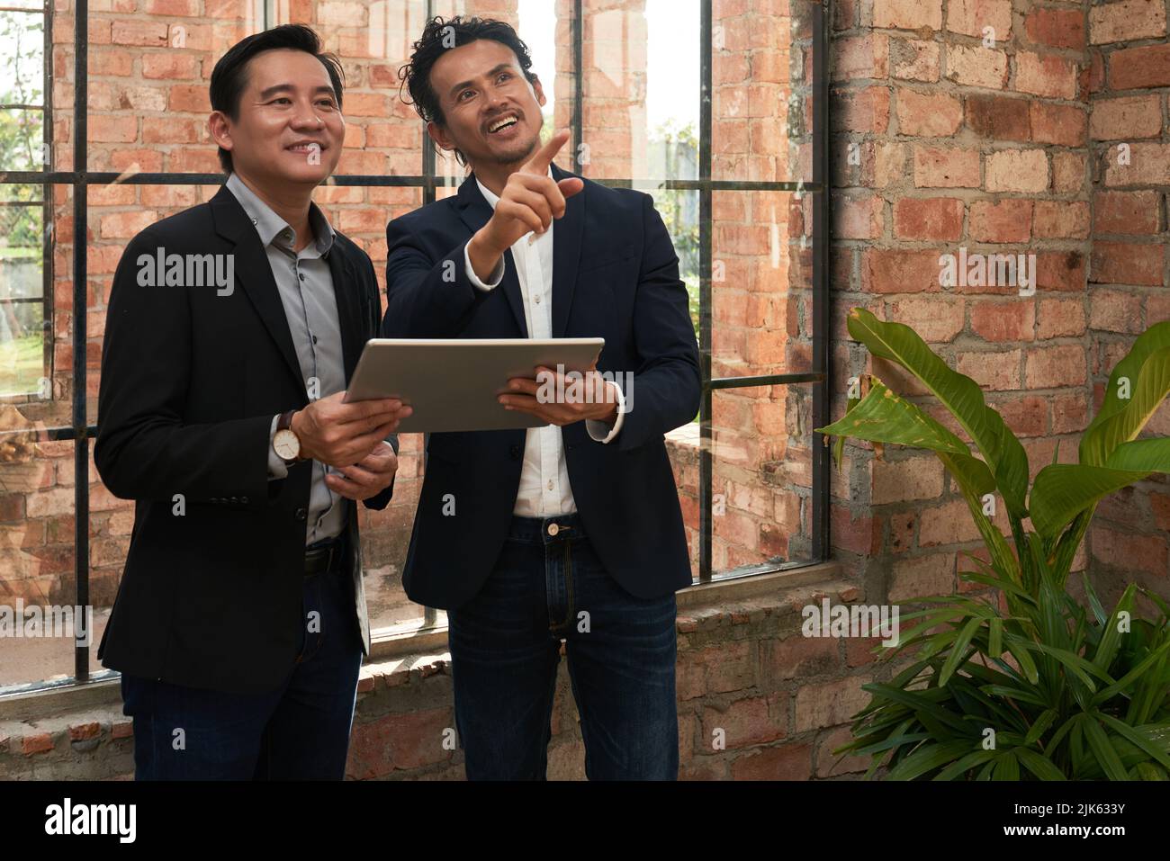 Architect explaining his creative ideas for office decoration to ...