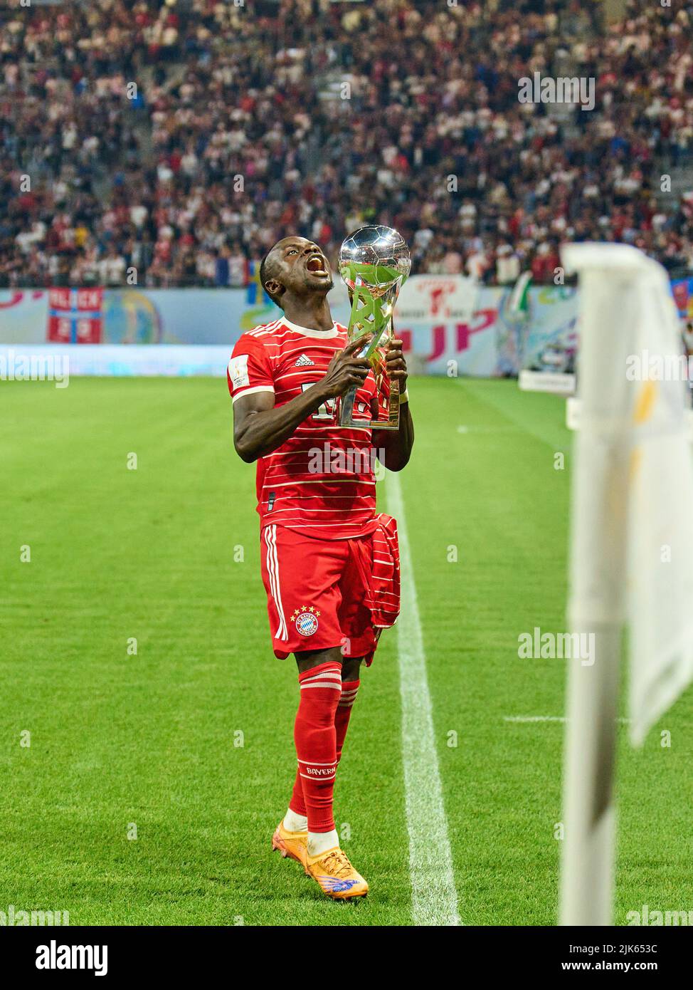 Leipzig, Germany. 30th July, 2022. Sadio Mane (FCB 17)     at winner ceremony with team mates after the match RB LEIPZIG - FC BAYERN MÜNCHEN 3-5 DFL SUPERCUP, 1. German Football League,  in Leipzig, July 30, 2022  Season 2022/2023 © Peter Schatz / Alamy Live News Credit: Peter Schatz/Alamy Live News Stock Photo