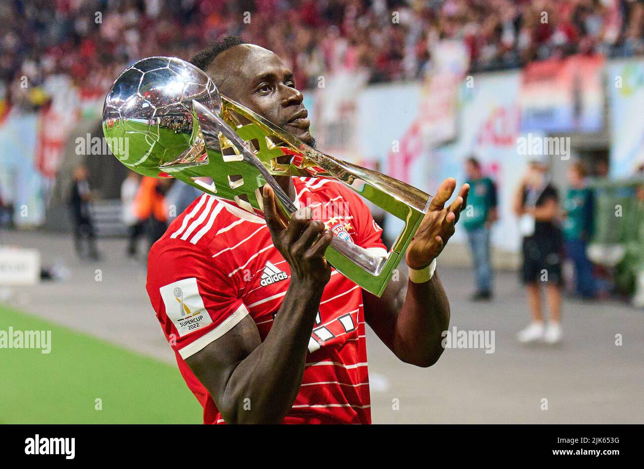 Leipzig, Germany. 30th July, 2022. Sadio Mane (FCB 17)   at winner ceremony with team mates after the match RB LEIPZIG - FC BAYERN MÜNCHEN 3-5 DFL SUPERCUP, 1. German Football League,  in Leipzig, July 30, 2022  Season 2022/2023 © Peter Schatz / Alamy Live News Credit: Peter Schatz/Alamy Live News Stock Photo