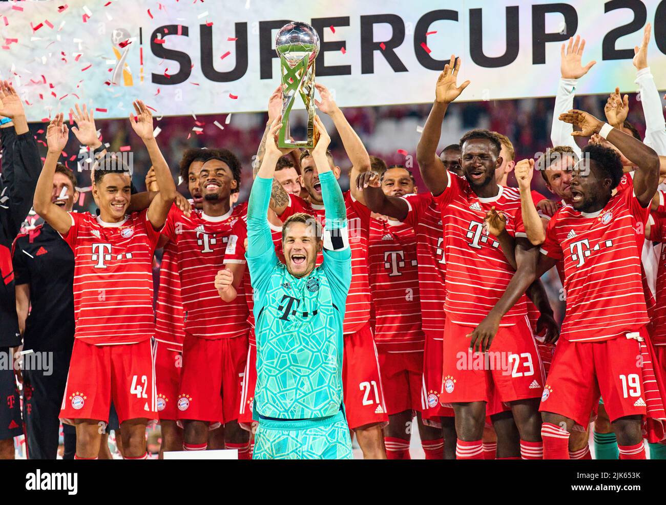 Leipzig, Germany. 30th July, 2022. Manuel NEUER, goalkeeper FCB 1   at winner ceremony with team mates after the match RB LEIPZIG - FC BAYERN MÜNCHEN 3-5 DFL SUPERCUP, 1. German Football League,  in Leipzig, July 30, 2022  Season 2022/2023 © Peter Schatz / Alamy Live News Credit: Peter Schatz/Alamy Live News Stock Photo