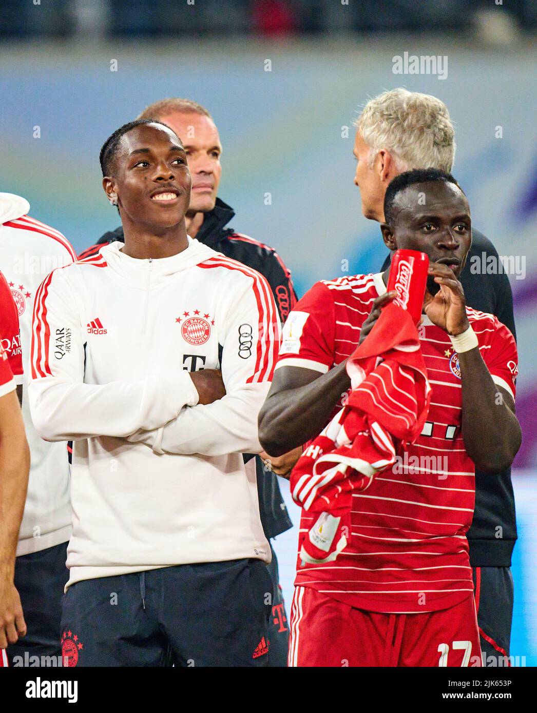 Leipzig, Germany. 30th July, 2022. Sadio Mane (FCB 17)  Mathys Tel, FCB 39    at winner ceremony with team mates after the match RB LEIPZIG - FC BAYERN MÜNCHEN 3-5 DFL SUPERCUP, 1. German Football League,  in Leipzig, July 30, 2022  Season 2022/2023 © Peter Schatz / Alamy Live News Credit: Peter Schatz/Alamy Live News Stock Photo