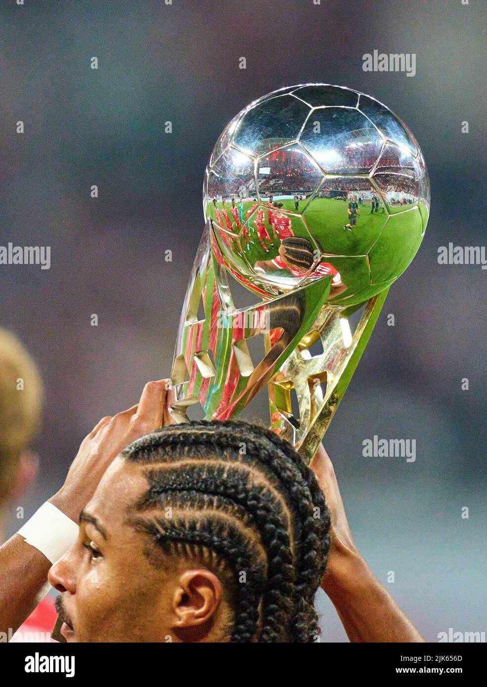 Leipzig, Germany. 30th July, 2022. Serge GNABRY, FCB 7   at winner ceremony with team mates after the match RB LEIPZIG - FC BAYERN MÜNCHEN 3-5 DFL SUPERCUP, 1. German Football League,  in Leipzig, July 30, 2022  Season 2022/2023 © Peter Schatz / Alamy Live News Credit: Peter Schatz/Alamy Live News Stock Photo