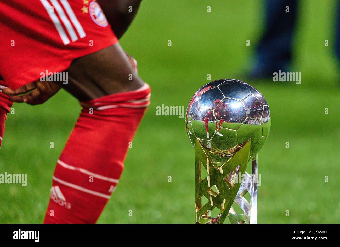 Leipzig, Germany. 30th July, 2022. Sadio Mane (FCB 17)   at winner ceremony with team mates after the match RB LEIPZIG - FC BAYERN MÜNCHEN 3-5 DFL SUPERCUP, 1. German Football League,  in Leipzig, July 30, 2022  Season 2022/2023 © Peter Schatz / Alamy Live News Credit: Peter Schatz/Alamy Live News Stock Photo