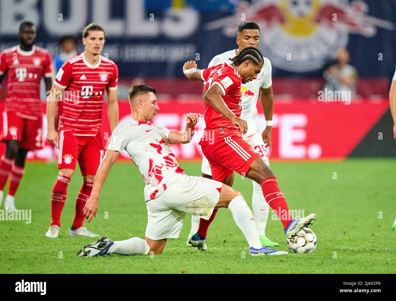 Leipzig, Germany. 30th July, 2022. Serge GNABRY, FCB 7 compete for the  ball, tackling, duel, header, zweikampf, action, fight against Willi ORBAN,  RB Leipzig 4 in the match RB LEIPZIG - FC